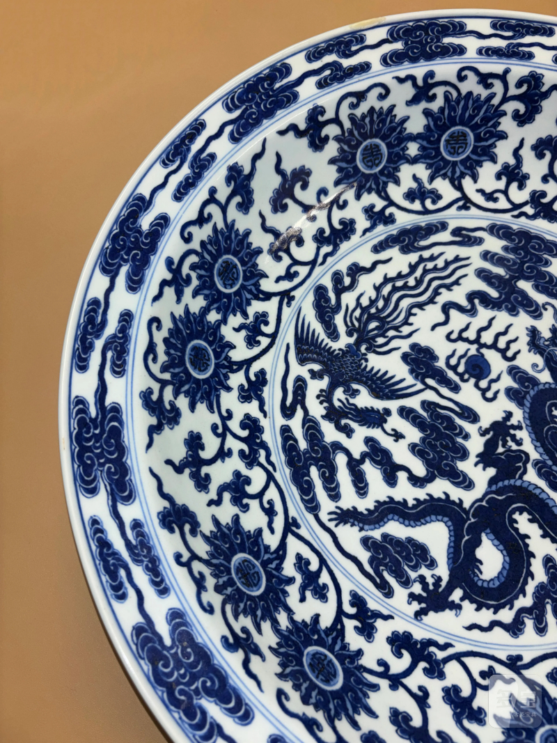 清雍正 仿宣窑青花龙凤献寿纹折沿大盘 - 图9